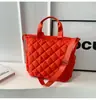 Bolsa de Tecido Transfronteiriça para Mulheres, Grande Capacidade, Nova Bolsa de Ombro Transversal Acolchoada Outono e Inverno 2026, Bolsa Tote de Alta Qualidade para o Dia a Dia