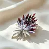 Broche elegante e sofisticado em cristal lapidado, formato de buquê de flores com espigas de trigo, um acessório moderno e versátil para mulheres, perfeito para combinar com ternos e jaquetas.