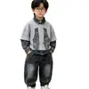 Roupas infantis para meninos, conjunto de outono estiloso, conjunto de três peças com colete estampado para bebê primavera e outono, roupas da moda para crianças pequenas