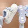 Lindos zapatos blancos para mujer, nuevos zapatos casuales de estilo dopamina con suela gruesa para aumentar la altura, zapatillas versátiles de moda y transpirables para estudiantes