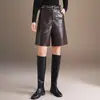 Shorts Modernos e Fashion em Couro PU para Mulheres, Novidade Outono 2026 Calça Pantalona A-Line de Cintura Alta Emagrecedora, Shorts de Comprimento no Joelho com Caimento Solto