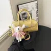 Bolso tipo almohada de cuero suave de alta apariencia con patrón de lichi para mujer, Nuevo bolso de mano Boston de moda 2026, Bolso cruzado de un solo hombro para mujer