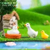 Paisagem em miniatura transfronteiriça apresentando uma adorável família de figuras de patos, perfeita para jardinagem, paisagismo, decorações DIY e como ornamentos em miniatura