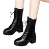 Botas Chelsea de Couro Macio com Salto Grosso Femininas Cano Médio Novo Estilo Outono/Inverno 2026 Estilo Britânico Botas Femininas Versáteis Botas de Cavaleiro Celebridade da Internet