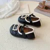 Zapatos Pequeños de Piel para Niñas 2026 Primavera/Otoño Nuevo Estilo Zapatos de Princesa con Lazo de Perlas para Niños Pequeños y Niños Pequeños Suela Suave Zapatos de Exterior
