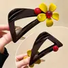 Elegante Pinza para el Cabello Triángulo con Perlas Rojas y Diseño de Flor, Pasador Único de Alta Gama, Nuevo Modelo 2026, Hermoso Accesorio para el Cabello