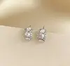 Aretes de Flor de Perla Coreanos para Mujer, Aretes de Lujo Ligero y de Alta Gama, Estilo Nuevo, Moda de Nicho, Aretes Versátiles al por Mayor