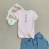 Camiseta de manga corta ajustada con botón de cuerno, nuevo estilo de verano, cuello henley versátil, blanca, top casual elegante