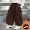 Pantalones de Terciopelo Grueso para Niños Otoño e Invierno 2026 Nuevo Estilo Fresco Bebé Engrosados Largos Pantalones de Plátano para Niños Pantalones de Chándal Sueltos Modernos