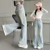 Pantalones Acampanados de Mezclilla para Niñas Primavera y Otoño 2026 Nuevo Estilo Moda Niña Estilo Coreano Niños Medianos y Grandes Corte Delgado Dobladillo Crudo Pantalones Acampanados
