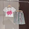Conjunto de Calça Jeans Colorida Rasgada de Manga Curta Estilo Verão Novo para Meninas com Pintura Spray 3D Grafite Calça Larga Tendência Infantil