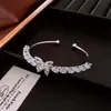 Pulsera Abierta Bicolor con Forma de Gota de Agua y Cruz Brillante Diseño de Pulsera de Personalidad Moda Europea y Americana Joyería de Nicho para Mujeres Venta al por Mayor