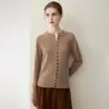 Novo Item Quente Outono/Inverno 2026: Jaqueta Suéter Tricotada Confortável 100% Caxemira Pura com Gola Redonda, Bordas Dobradas e Fechamento por Botões