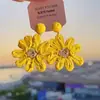 Verão na beira-mar, estilo resort à beira-mar, brincos grandes de flor trançada para mulheres, brincos exagerados e bonitos para viagens e sessões de fotos