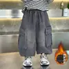 Calça Jeans Masculina de Outono e Inverno com Plus Velvet 2026 Novo Estilo Calça Longa de Veludo Grossa de Inverno Infantil Macacão de Bebê Tendência