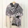 Patchwork de fleece com padrão de castanha, amigável à pele, adequado para exportação e transmissões ao vivo transfronteiriças, cachecol estampado de imitação de cashmere quente e amigável à pele para outono/inverno, xale versátil