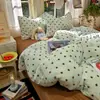 Conjunto de inverno quente e espesso estilo ins, quatro peças, incluindo capa de edredom de veludo de leite, lençol de cama e conjunto de três peças para dormitórios, estilo lençol de cama de 1,8 metro
