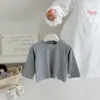 Camiseta para Niños 2026 Nueva Llegada de Otoño, Estilo Coreano Cuello Redondo Botón en el Hombro Manga Larga para Niños y Niñas, Prenda Básica Versátil para Niños