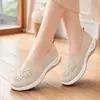 Zapatos de Tela Old Beijing Bai Zhenhe para Mujer, Zapatos de Malla Bordados Huecos Transpirables de Suela Suave, Slip-On de Suela Gruesa para Madres de Mediana Edad y Mayores