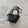 Bolsa de gran capacidad para la axila, bolsa de color liso, bolso tote con patrón tejido nuevo para principios de otoño de 2026, bolso tipo cesta simple de un solo hombro