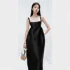 Vestido de Noite de Cetim Estilo Francês para Banquetes, Reuniões Anuais, Festas de Aniversário e Eventos de Recepção; Elegante Vestido de Noite Acinturado com Design Floral, Pequeno Vestido Preto