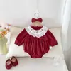 Nueva colección de otoño de mameluco con cuello bordado rojo para bebés niñas, con un diseño triangular y mangas largas, en estilo coreano