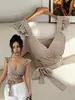 Top corto a rayas de estilo francés para verano con escote en V, mangas acampanadas, diseño cruzado, lazo lateral, corte ajustado y abdomen al descubierto
