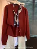 Suéter de punto popular estilo vintage con cuello de corbata azul marino de Guangzhou Thirteen Rows, un top sofisticado para mujer, colección Otoño 2026