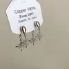 Um Par de Brincos Estrela Explosiva de Zircônia para Mulheres, Brincos de Moda Elegantes e de Alto Padrão com um Estilo Moderno e Único Que Podem Ser Usados de Duas Maneiras