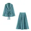 Traje de dos piezas para mujer con falda plisada, estilo para ir al trabajo, cintura ajustada, chaqueta de manga larga con detalle de corbata y falda larga. Venta al por mayor transfronteriza, disponible en 12 colores