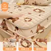 Falda de Cama Acolchada Estampada de Vellón de Leche Juego de Tres Piezas Cubierta Protectora de Colchón Más Terciopelo Cubierta de Esterilla Cálida de Invierno Antideslizante a Prueba de Suciedad