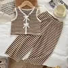 Conjunto de dos piezas de chaleco de rayas con lazo para niñas, seda helada transpirable, adecuado para salidas diarias y para estar en casa, atuendo de verano versátil para niños