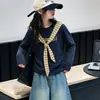 Conjunto estiloso e moderno de outono/inverno para meninas, incluindo uma blusa estilo xale e jeans, em um estilo casual coreano.
