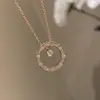 Colar Estilo Tweed Padrão Acolchoado Coco Gelo Água Lua para Mulheres Banhado a Ouro Elegante Acessível Luxo Joias de Alta Qualidade Corrente para Clavícula para Mulheres