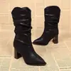 Botas de Cano Médio com Salto Bloco e Bico Fino Femininas 2026 Outono/Inverno Novas Botas de Salto Alto Versáteis da Moda Botas Enrugadas Franzidas Tendência Feminina