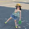 Roupas infantis coreanas de verão 2024 novo colete de suspensório xadrez com babados para meninas, shorts jeans com franja