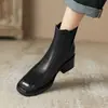 Novas Botas Chelsea Elásticas de Salto Grosso Outono/Inverno 2023 Pretas de Salto Médio Estilo Britânico Bico Quadrado Botas Curtas Femininas Botas Individuais