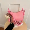 Bolsa de Cor Sólida com Textura Trançada Feminina Outono 2026 Nova Bolsa de Ombro Único Moda Bolsa de Mão Bolsa Transversal de Grande Capacidade Pingente