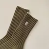 Calcetines de diseñador Luokou de color contrastante de moda para mujer, calcetines nuevos de otoño e invierno de longitud media hasta la pantorrilla, calcetines japoneses simples con letras estampadas en caliente y de canalé