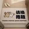 Puedes venir con las manos vacías, pero necesitarás pisar la alfombra de bucle de alambre que está fuera de la puerta de entrada para limpiarte los pies, o usar la alfombra de exterior con diseño de líneas en forma de cachorro en la entrada de la puerta principal.