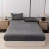 Lençol de cama de veludo de leite espessado para outono e inverno, cor sólida, disponível como peça única ou conjunto de três peças, sem fiapos, em estoque o ano todo, entrega direta disponível