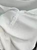 Diseño sencillo de cuello en V abotonado, hombro normal, camiseta de manga larga para mujer, estilo corto fino de principios de otoño, top acanalado irregular de algodón ajustado