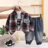 Conjunto de Moda Infantil Primavera/Otoño 2026 Nuevo Elegante Bebé Niño Estilo Coreano Cuadros Retro Camisa Conjunto de Tres Piezas Moderno