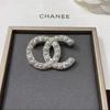 Broche de Perlas Xiaoxiangfeng para Mujer de Alta Gama 2022 Nuevo Diseño Sensación Nicho Traje Abrigo Doble c Pin Corsage