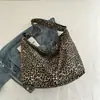 Bolsa de Lona Estampa de Leopardo para Mulheres 2025 Novo Estilo Coreano Grande Capacidade Bolsa Transversal para Aula Trabalho Bolsa Tote de Ombro Axila