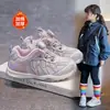 Zapatos Deportivos para Niñas 2026 Primavera/Otoño Estilo Nuevo Hebilla Giratoria Zapatos de Arroyo para Exteriores Infantiles Malla Transpirable Suela Suave Zapatos para Correr