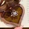 Anillo de flor hueca microincrustada con estambres estilo Xiaohongshu, lujo ligero, encanto vintage de alta gama, anillo versátil para mujer