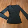 Camiseta Básica de Manga Larga para Mujer con Cuello en V en el Hombro Derecho, Ropa Interior para la Cintura, Top Básico de Color Puro Otoño e Invierno 2025