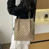 Bolso tote nuevo de gran capacidad, bolso de hombro nuevo y versátil, bolso de mano elegante para llevar debajo del brazo, alto valor estético, adecuado para ir al trabajo y salir.