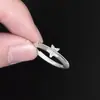 Joia de anel personalizada única: um anel de diamante em formato de estrela, simples, com acabamento fosco, brilhante, de design delicado, versátil e estiloso